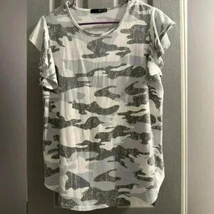 Women’s camo top with rounded neck & rounded bottom with ruffle sleeves Size LG